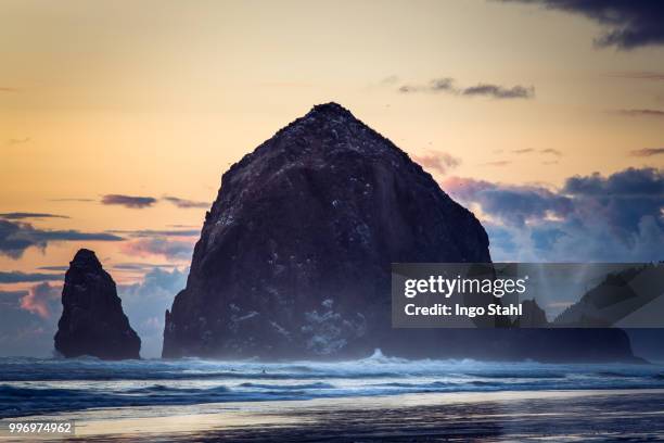 haystack rock i - stahl stockfoto's en -beelden