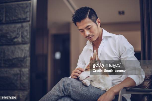 man bedrijf hond - handsome asian guy stockfoto's en -beelden