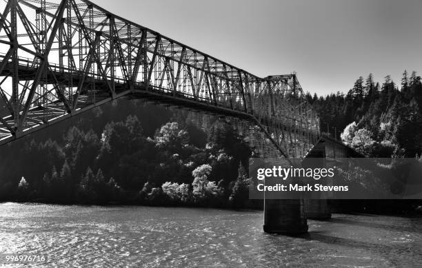 spanning the columbia river (black & white) - inspanning stock pictures, royalty-free photos & images