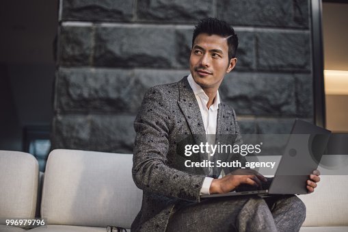使用筆記本電腦的英俊商人 使用筆記本電腦的英俊商人