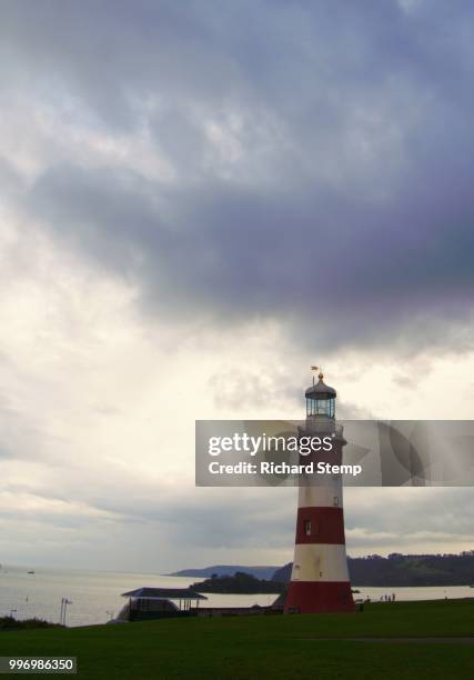 plymouth hoe lighthouse - plymouth hoe stock-fotos und bilder