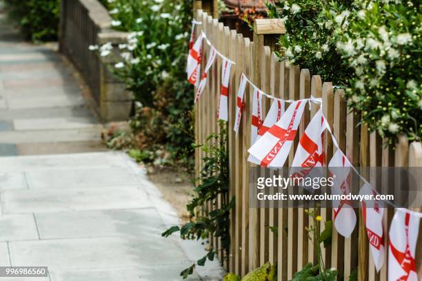 english flags, london. - セントジョージ国旗 ストックフォトと画像