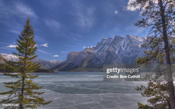 lake minnewanka - lake minnewanka stockfoto's en -beelden