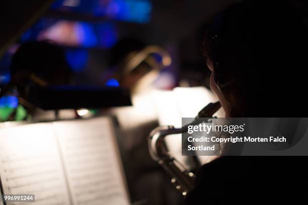 saxophonist waiting - orchestra pit imagens e fotografias de stock