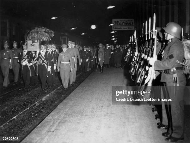 Transfer of the coffin with the corpse of the casualty aviator Captain Godwin v. Brumkowski from Amsterdam to Vienna. Reception at the Vienna...