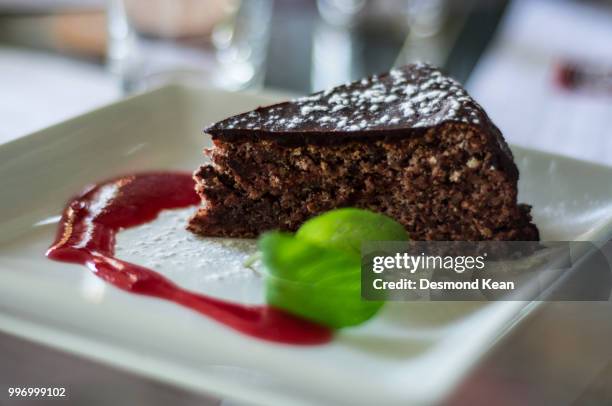 slice of nut cake - kean stockfoto's en -beelden