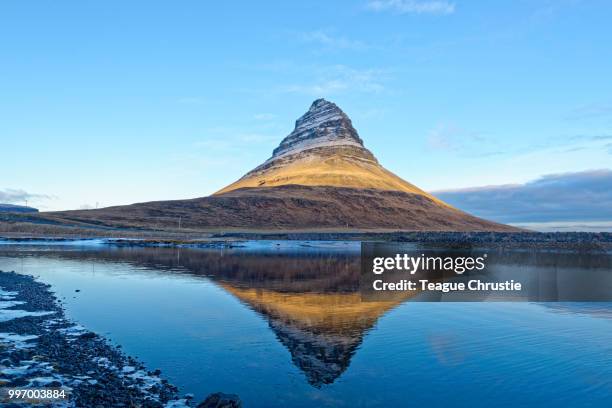 kirkjufell strato-volcano - stratovolcano imagens e fotografias de stock