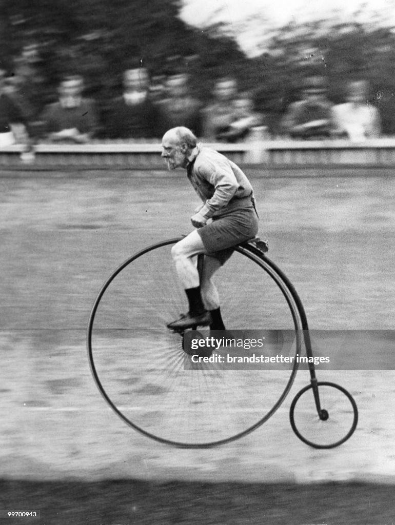 London's oldest cyclist: At the Penny-Farthing race near by London a 88 year old man won the race. England, London. Photograph. September  1931.  (Photo by Austrian Archives (S)/Imagno/Getty Images)
