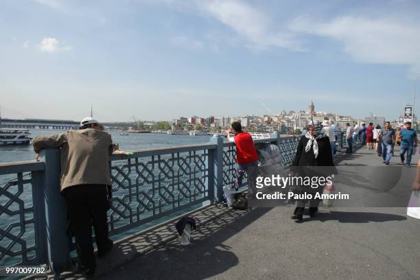 people enjoying at galata bridge in istanbul - paulo amorim stock pictures, royalty-free photos & images