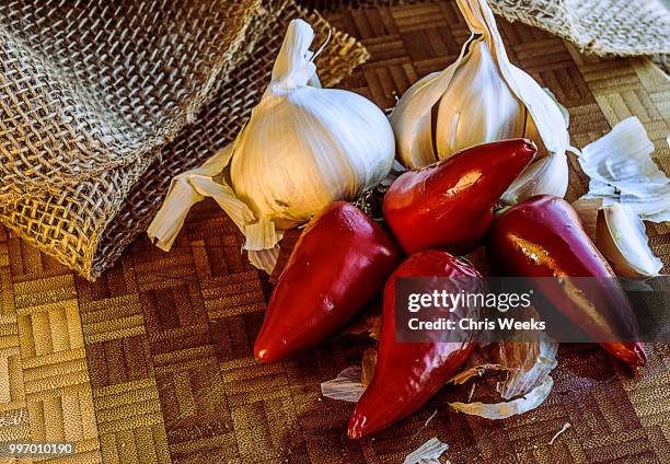 garlic n pepper still life - chris weeks - fotografias e filmes do acervo