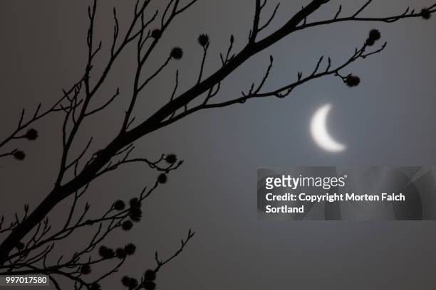solar eclipse over norway in 2015. - splitter stock-fotos und bilder