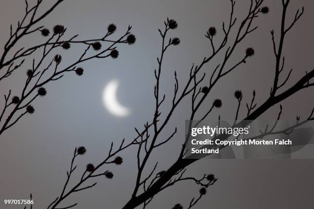 solar eclipse over norway in 2015. - splitter stock-fotos und bilder