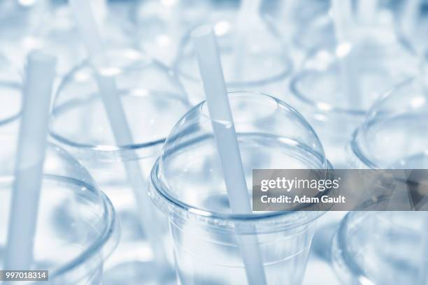 empty cold drink takeaway clear plastic disposable cups and straws - chilly bin stock pictures, royalty-free photos & images