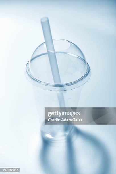 empty cold drink takeaway clear plastic disposable cup and straw - chilly bin stock pictures, royalty-free photos & images