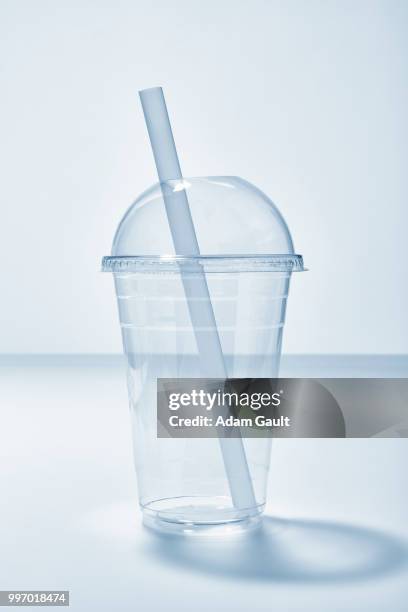 empty cold drink takeaway clear plastic disposable cup and straw - chilly bin stock pictures, royalty-free photos & images