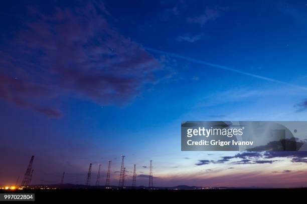 radio tower at sunset in summer - grigor stockfoto's en -beelden