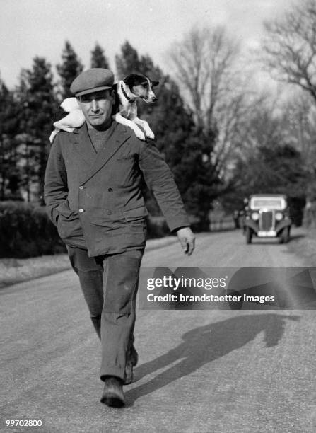 Mr. Evans, who covered 250 miles by walking from Peterborough to Hastings in search of work, with his dog Gipsy. Photograph. 1937. (Photo by Austrian...