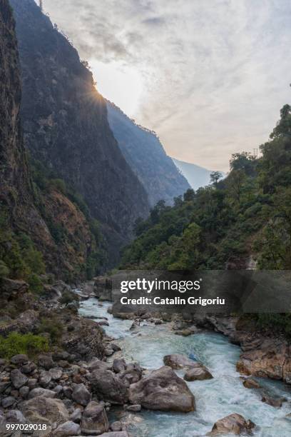 marsyangdi river on annapurna circuit - annapurna circuit stockfoto's en -beelden