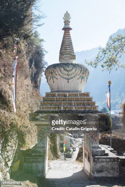 stupa in chame, on annapurna circuit, nepal, asia - annapurna circuit stockfoto's en -beelden