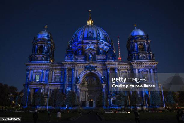 The Berlin Cathedral lit up ahead of the Festival of Lights in Berlin, Germany, 06 October 2017. Photo: Paul Zinken/dpa
