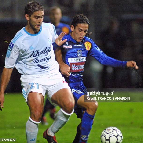 Le défenseur marseillais Johnny Ecker et l'attaquant bastiais Chaouky Ben Saada sont à la lutte, le 30 novembre 2002 au stade de Furiani à Bastia,...