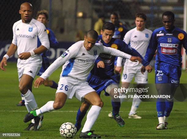 Le défenseur auxerrois Jean-Noël Perrier-Doumbé presse par l'attaquant bastiais Chaouky Ben Saada , le 29 janvier 2003 sur la pelouse du stade...