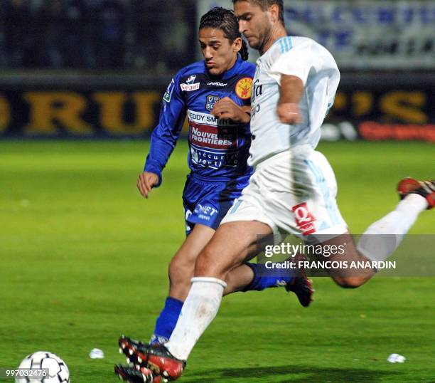 Le défenseur marseillais Johnny Ecker déborde l'attaquant bastiais Chaouky Ben Saada, le 30 novembre 2002 au stade de Furiani à Bastia, lors du match...