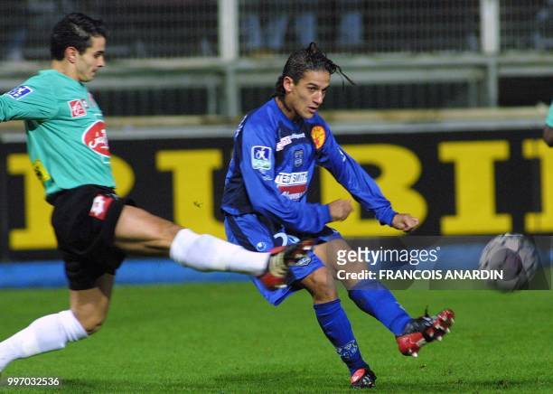 L'attaquant bastiais Chaouky Ben Saada tente de tirer au but des Sedanais, le 04 décembre 2002 à Bastia, lors de la rencontre Bastia/Sedan comptant...