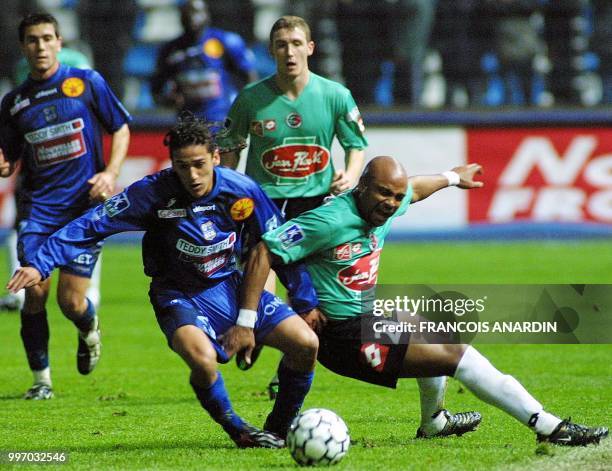 L'attaquant bastiais Chaouky Ben Saada à la lutte avec le Sedanais Ahamada Jambay , le 04 décembre 2002 à Bastia, lors de la rencontre Bastia/Sedan...