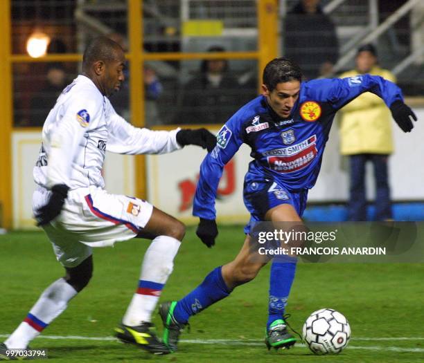 L'attaquant bastiais, Chouky Ben Saada , dribble le défenseur brésilien de Lyon, Claudio Caçapa, le 15 janvier 2003 au stade Armand Cesari de...