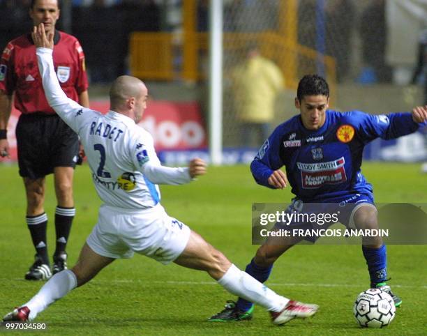 L'attaquant bastiais Chaouky Ben Saada tente de passer le défenseur auxerrois Johan Radet, le 29 janvier 2003 sur la pelouse du stade Furiani à...