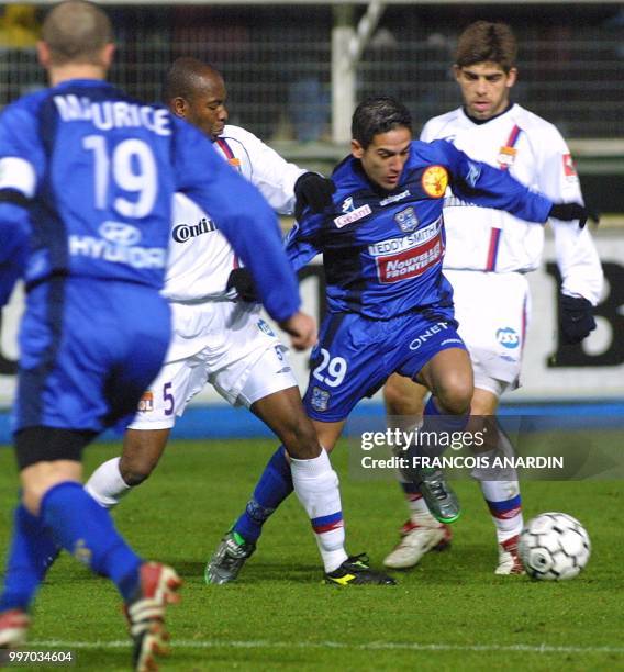 L'attaquant bastiais, Chouky Ben Saada , dribble le défenseur brésilien de Lyon, Claudio Caçapa , le 15 janvier 2003 au stade Armand Cesari de...