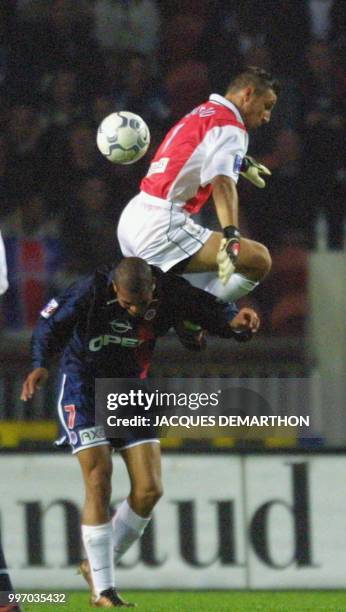 Le gardien bastiais Penneteau saute pour une balle, au-dessus de l'attaquant parisien Aloisio , le 27 octobre 2001 au Parc des Princes à Paris, lors...