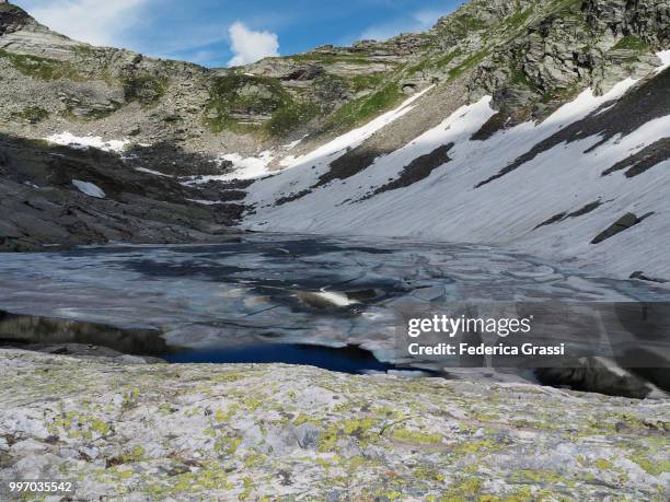 detail view of alpine lake lago del paione superiore in bognanco valley - lepontinische alpen stock-fotos und bilder