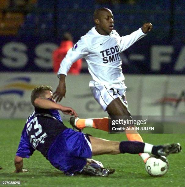 Le défenseur de Troyes David Hamed est à la lutte avec l'attaquant de Montpellier Nomwaya Bamogo le 08 mars 2003 lors du match Troyes-Montpellier...