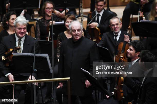 Musical director Daniel Barenboim and the musicians of the State Capella thank Berlin taxpayers with a free concert in Berlin, Germany, 7 October...