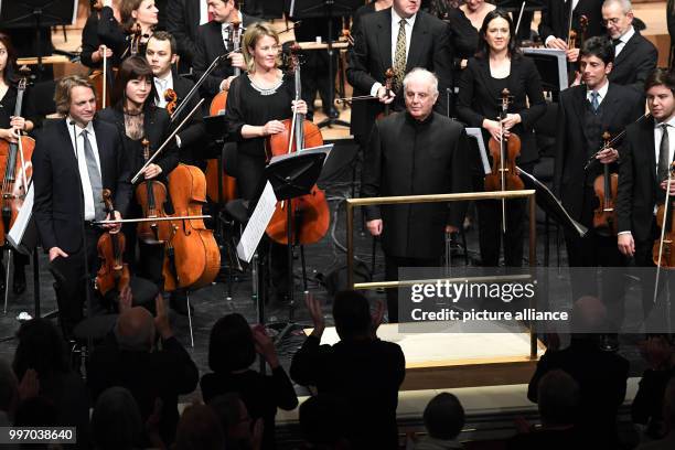 Musical director Daniel Barenboim and the musicians of the State Capella thank Berlin taxpayers with a free concert in Berlin, Germany, 7 October...