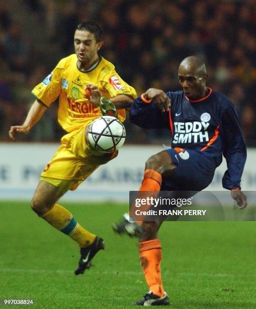 Le Nantais Frédéric Da Rocha est à la lutte avec le Montpellierain Nomwaya habib Bamogo, le 30 novembre 2002 à Nantes, lors du match...