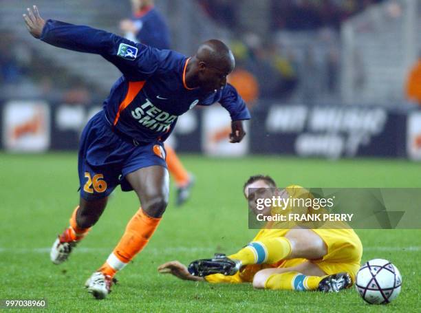 Le Nantais Sylvain Armand est à la lutte avec le Montpellierain Nomwaya Habib Bamogo, le 30 novembre 2002 à Nantes, lors du match Nantes/Montpellier,...