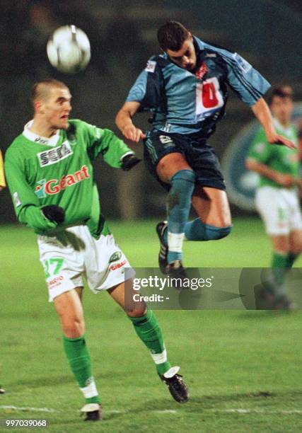 Le Stéphanois Sable Fourtassou Julien est à la lutte avec le Havrais Mansouri Yazid, le 15 janvier 2000 au Hare, lors de la rencontre Le Havre/Saint...