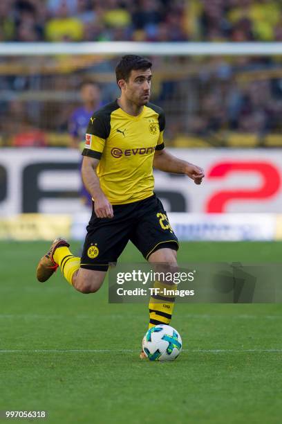 Sokratis of Dortmund controls the ball during the Bundesliga match between Borussia Dortmund and 1. FSV Mainz 05 at Signal Iduna Park on May 5, 2018...