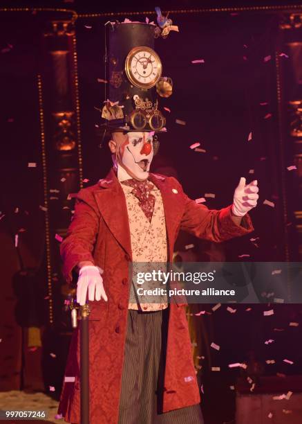 The clown Carillion can be seen during the premiere gala of Circus Roncalli under the slogan "40 years of traveling towards the rainbow" at the...