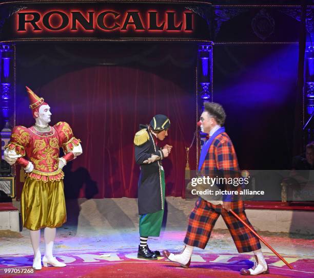 Clowns can be seen during the premiere gala of Circus Roncalli under the slogan "40 years of traveling towards the rainbow" at the Leonrods Plaza...
