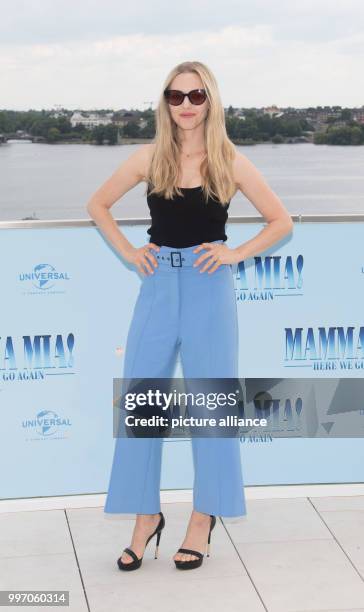 July 2018, Germany, Hamburg: American actress Amanda Seyfried at the photocall of "Mamma Mia 2". Photo: Daniel Reinhardt/dpa