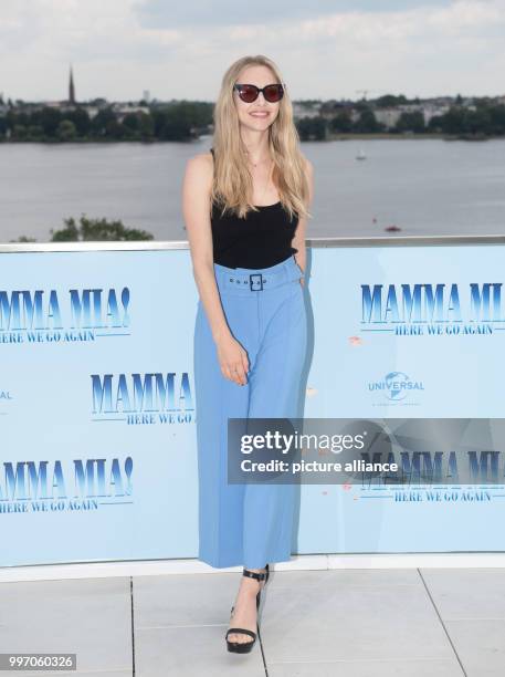 July 2018, Germany, Hamburg: American actress Amanda Seyfried at the photocall of "Mamma Mia 2". Photo: Daniel Reinhardt/dpa