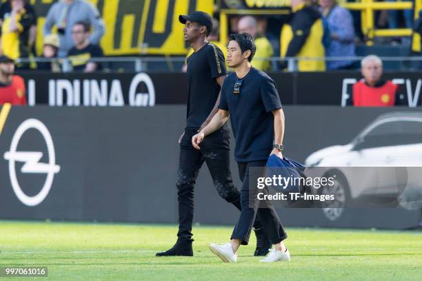 Alexander Isak of Dortmund and Shinji Kagawa of Dortmund look on during the Bundesliga match between Borussia Dortmund and 1. FSV Mainz 05 at Signal...