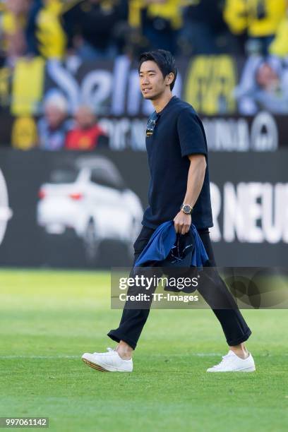 Shinji Kagawa of Dortmund looks on during the Bundesliga match between Borussia Dortmund and 1. FSV Mainz 05 at Signal Iduna Park on May 5, 2018 in...