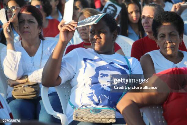 Woman covers her head with a picture of revolutionist Che Guevara in Santa Clara, Cuba, 08 October 2017. Cuba honors the 50. Anniversary of the death...