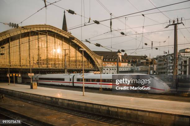 ice-bahnhof in köln - ice zug stock-fotos und bilder