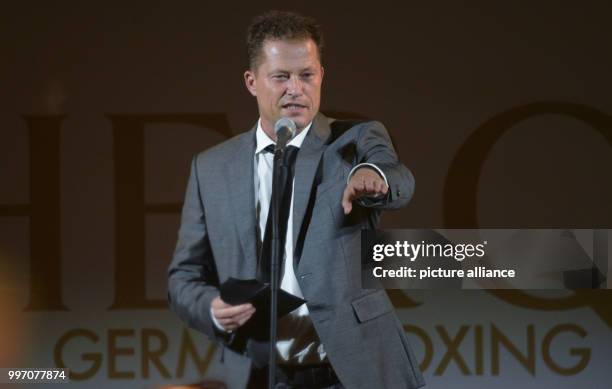 Der Schauspieler Til Schweiger spricht am im Besenbinderhof in Hamburg bei der Verleihung der German Boxing Awards - Herqul. Photo: Axel Heimken/dpa